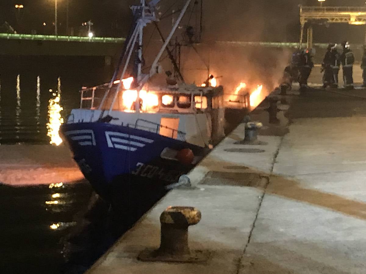 Fotos: Arde un barco cargado de bonito en el Barrio Pesquero