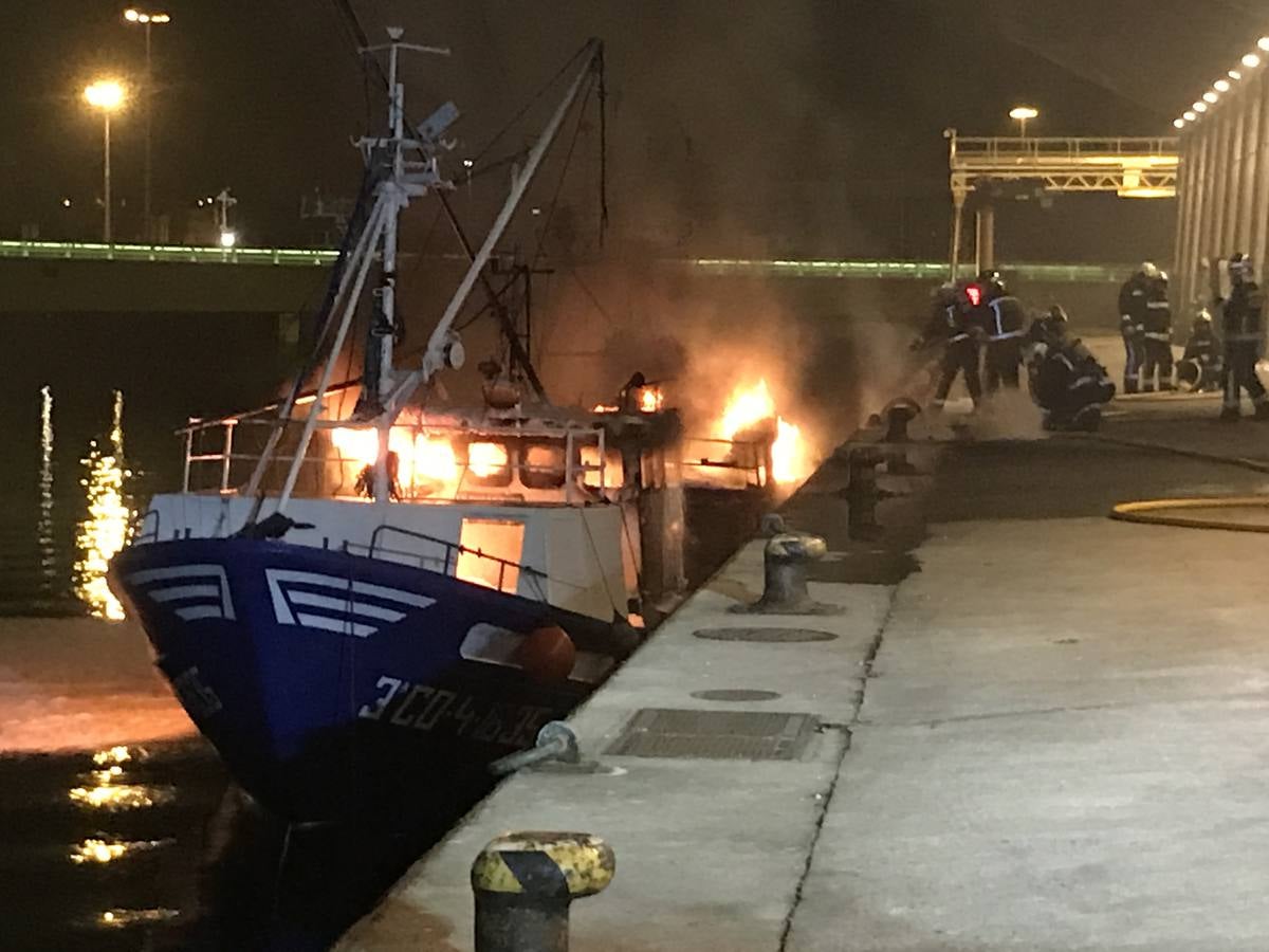 Fotos: Arde un barco cargado de bonito en el Barrio Pesquero