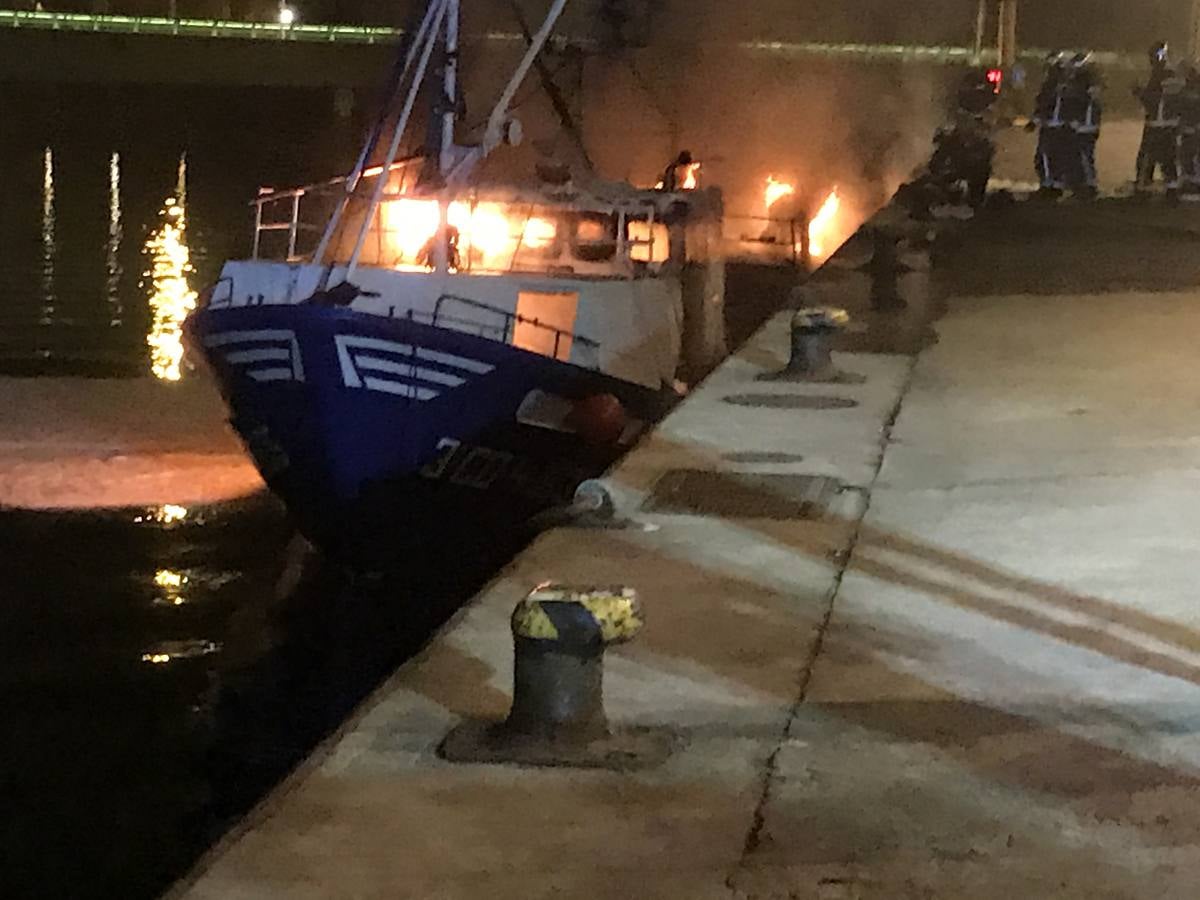 Fotos: Arde un barco cargado de bonito en el Barrio Pesquero