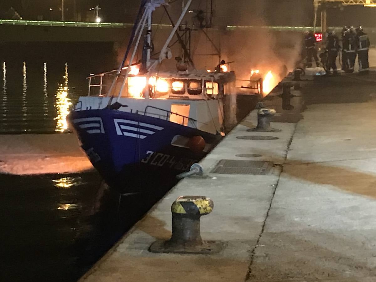 Fotos: Arde un barco cargado de bonito en el Barrio Pesquero