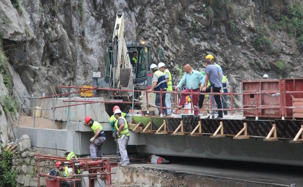 Trabajos de colocación del nuevo puente en la carretera del Desfiladero de La Hermida.