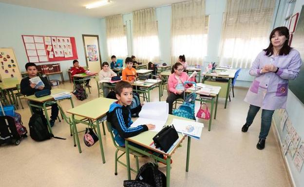 Educación no da marcha atrás y anuncia que elimina de forma parcial la jornada lectiva reducida