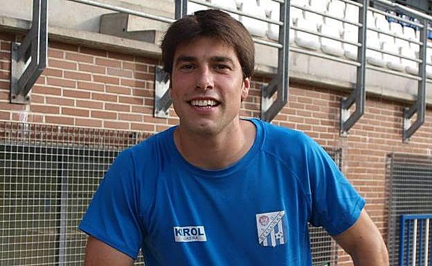 Jon Ander posa, durante su etapa como jugador del Beasain.