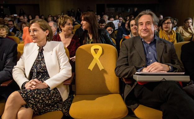 Juanjo Puigcorbé junto a la expresidenta del Parlament Carme Forcadell.