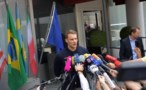 Neuer atiende a los medios ya en Alemania.