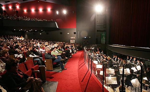 El Teatro Municipal Concha Espina, inaugurado en 2006, acoge diversas actividades durante el año.