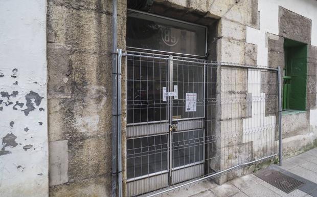 Portal del edificio al que se ha prohibido el acceso