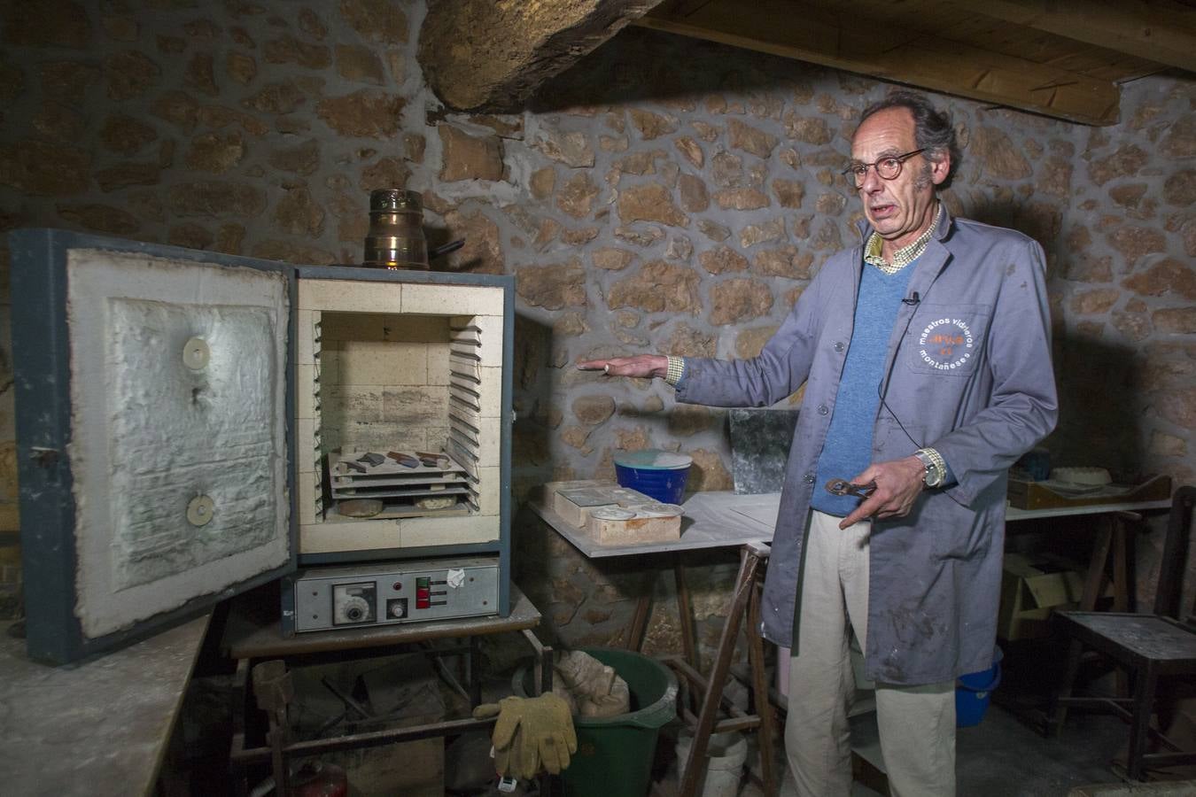 Los vidrieros actuales han tenido que adaptarse a una era industrial manteniendo la esencia artesanal de su trabajo. El cántabro Alfredo Piris es uno de los pocos maestros vidrieros que quedan en España. 