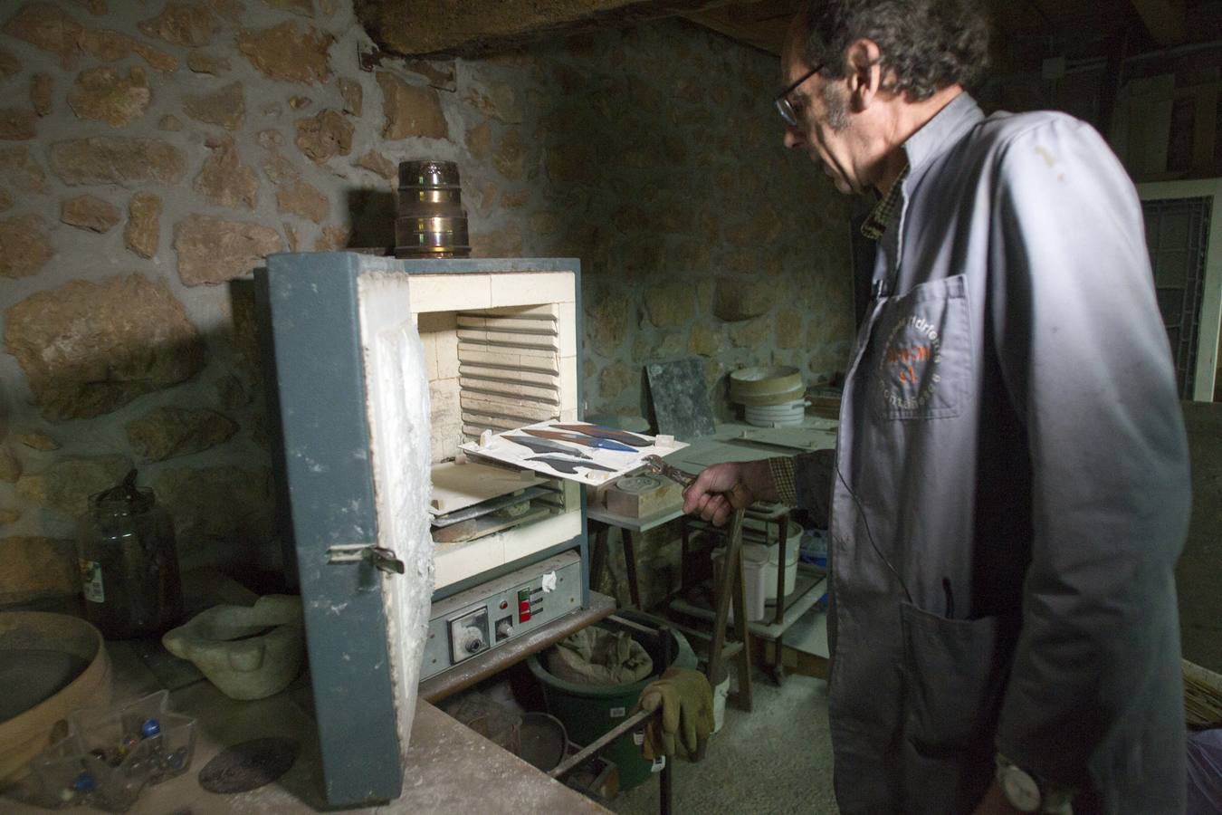 Los vidrieros actuales han tenido que adaptarse a una era industrial manteniendo la esencia artesanal de su trabajo. El cántabro Alfredo Piris es uno de los pocos maestros vidrieros que quedan en España. 