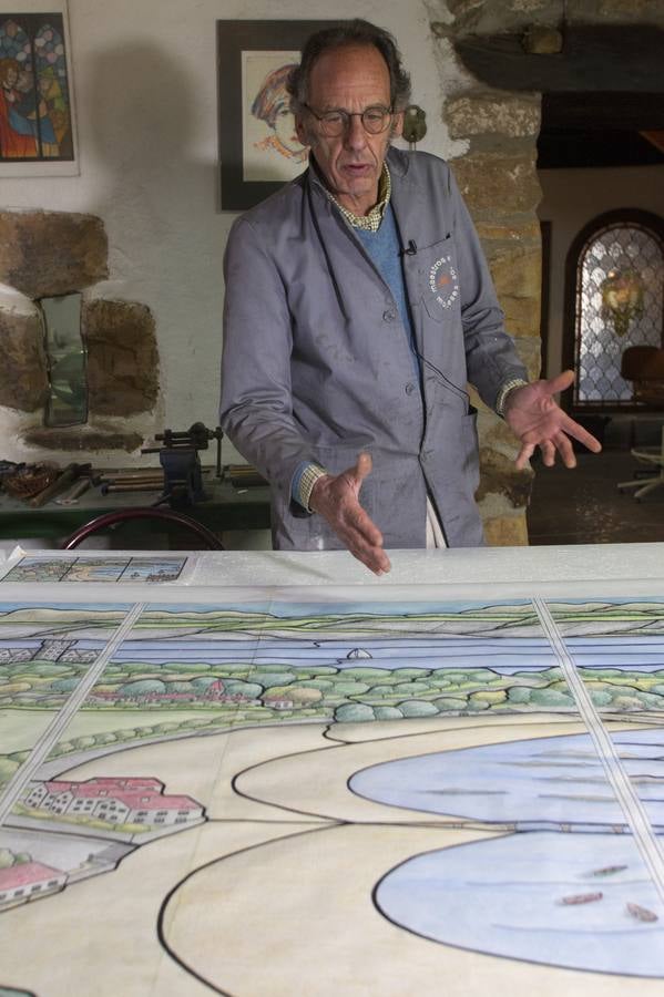 Los vidrieros actuales han tenido que adaptarse a una era industrial manteniendo la esencia artesanal de su trabajo. El cántabro Alfredo Piris es uno de los pocos maestros vidrieros que quedan en España. 