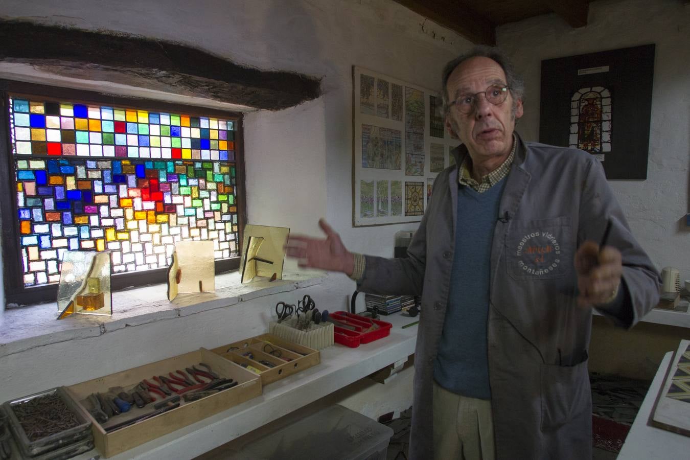 Los vidrieros actuales han tenido que adaptarse a una era industrial manteniendo la esencia artesanal de su trabajo. El cántabro Alfredo Piris es uno de los pocos maestros vidrieros que quedan en España. 