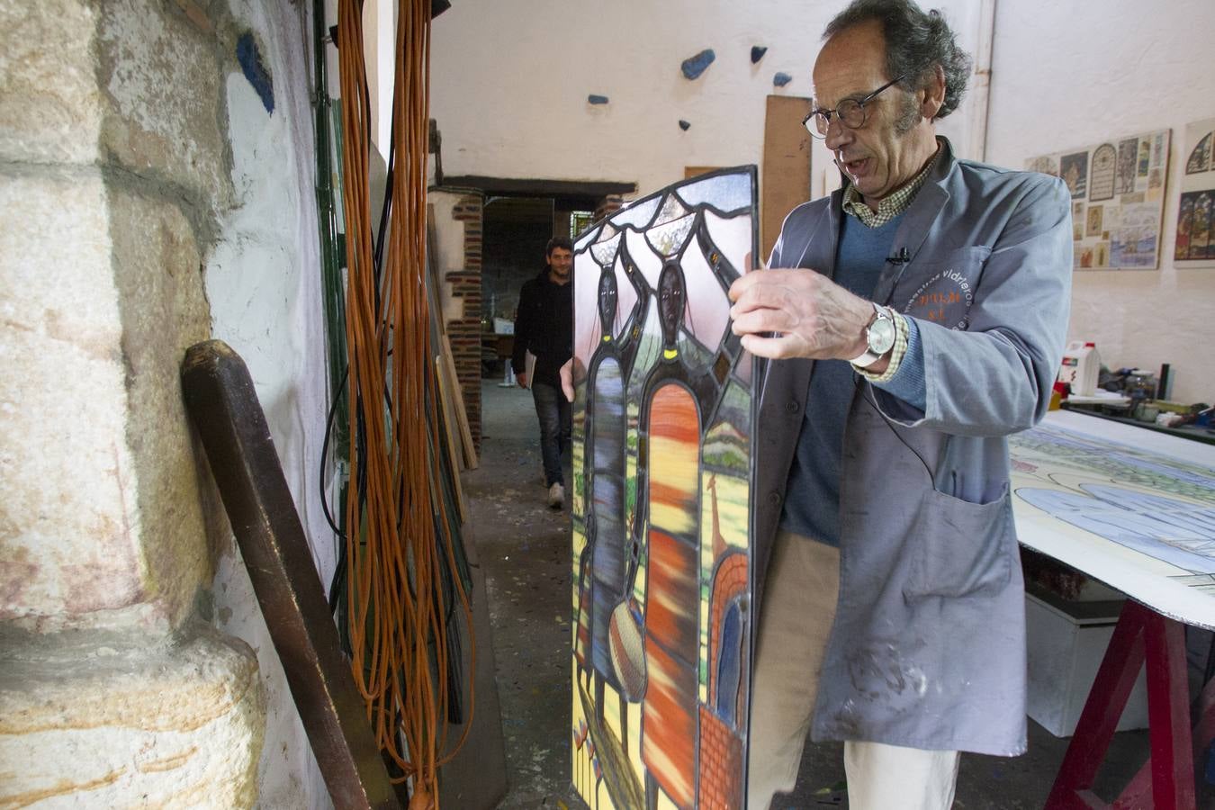 Los vidrieros actuales han tenido que adaptarse a una era industrial manteniendo la esencia artesanal de su trabajo. El cántabro Alfredo Piris es uno de los pocos maestros vidrieros que quedan en España. 