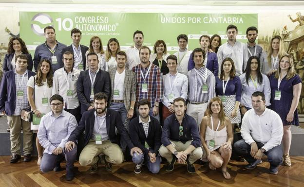 María José Sáenz de Buruaga , con el equipo de Nuevas Generaciones del PP en Cantabria.