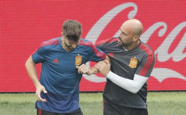 Gerard Piqué, tras ser pisado por Pepe Reina. 