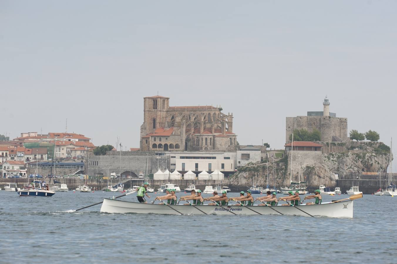 La traineta de El Astillero confirmó los pronósticos y se impuso en el campeonato regional de traineras.