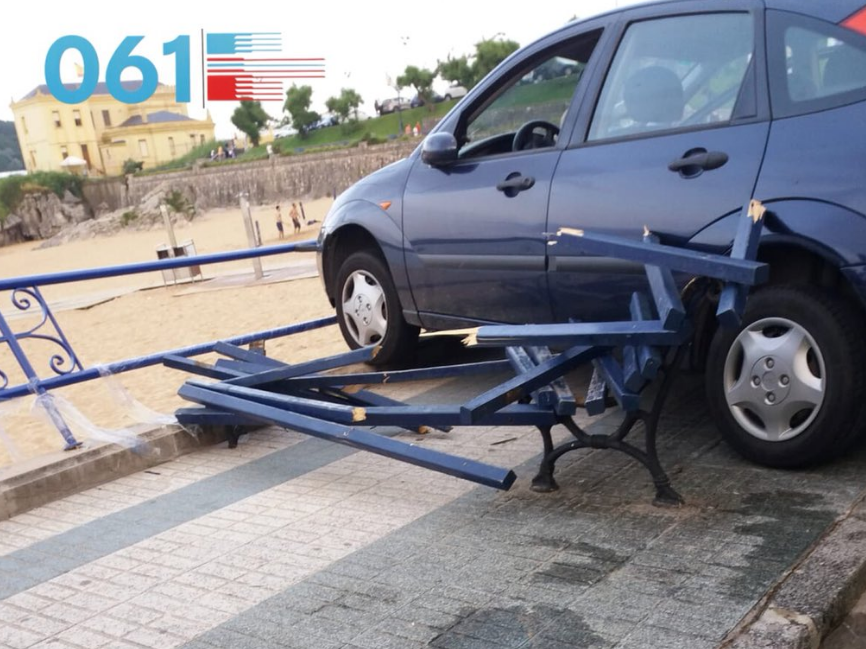 Una menor atropella a dos niñas sentadas en un banco en la playa del Camello