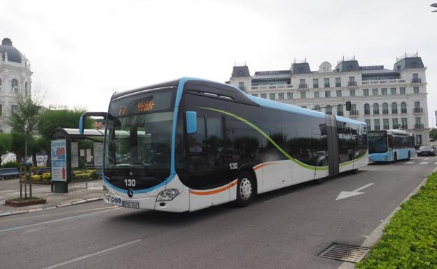 Los autobuses articulados estrenaron ayer su nuevo recorrido y atravesarán el centro y el entorno de las playas. 