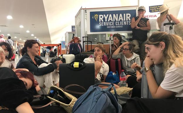 Pasajeros del vuelo cancelado esperan soluciones en el aeropuerto de Marrakech.