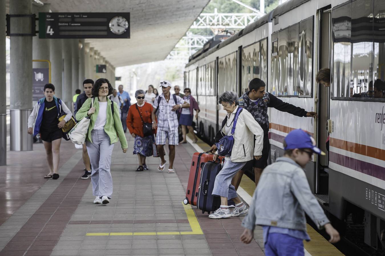 El tran playero de Valladolid a Santander llega a Cantabria con medio centenar de pasajeros