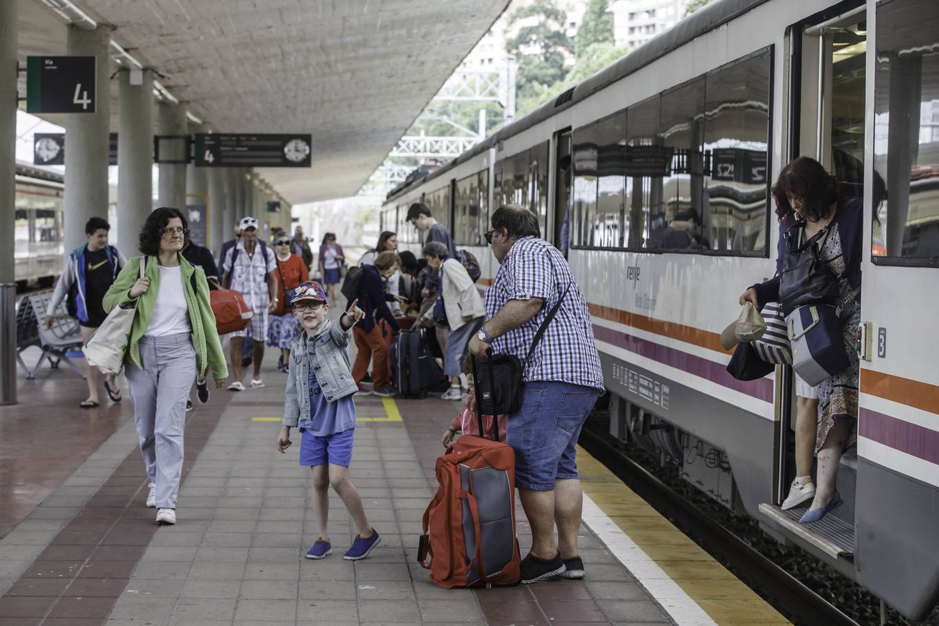 El tran playero de Valladolid a Santander llega a Cantabria con medio centenar de pasajeros