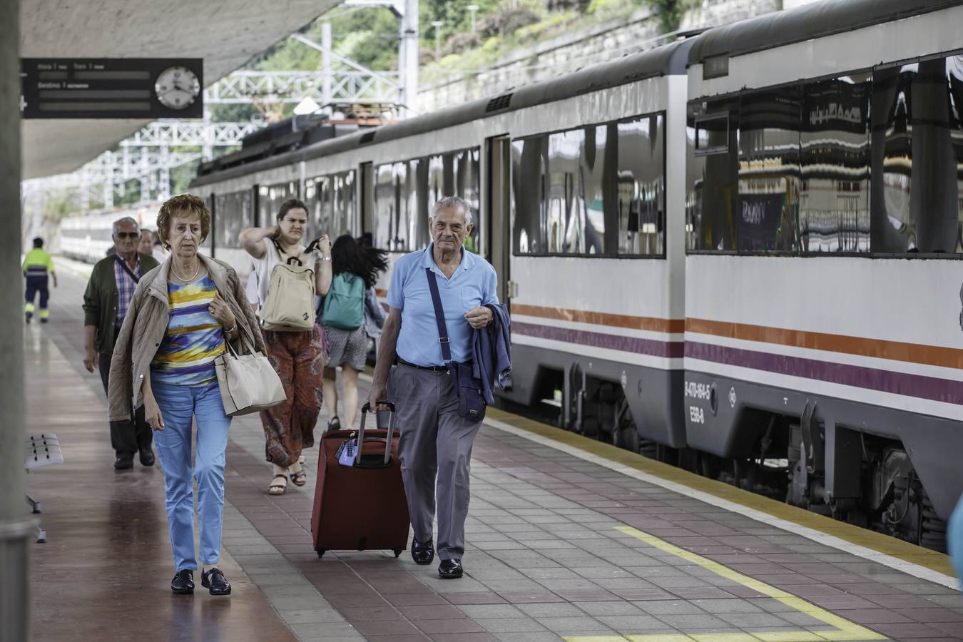 El tran playero de Valladolid a Santander llega a Cantabria con medio centenar de pasajeros