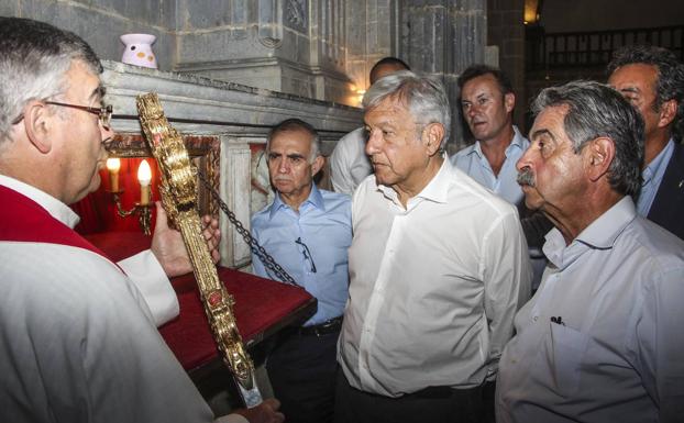 Imagen principal - La visita de López Obrador a Cantabria el pasado mes de septiembre