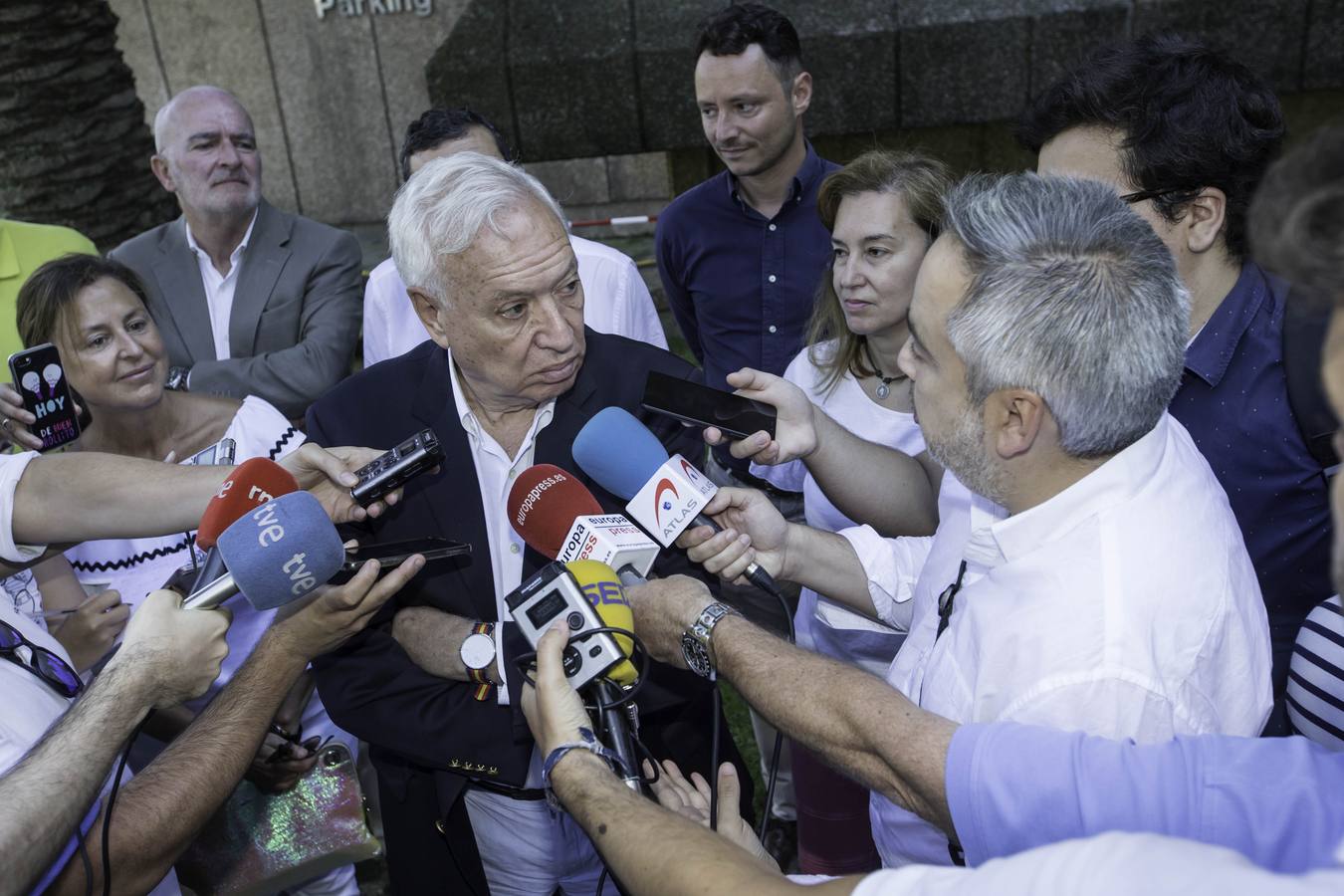 El precandidato a presidente del PP, José Manuel García-Margallo, ha participado en un encuentro con militantes en la sede del PP en Cantabria