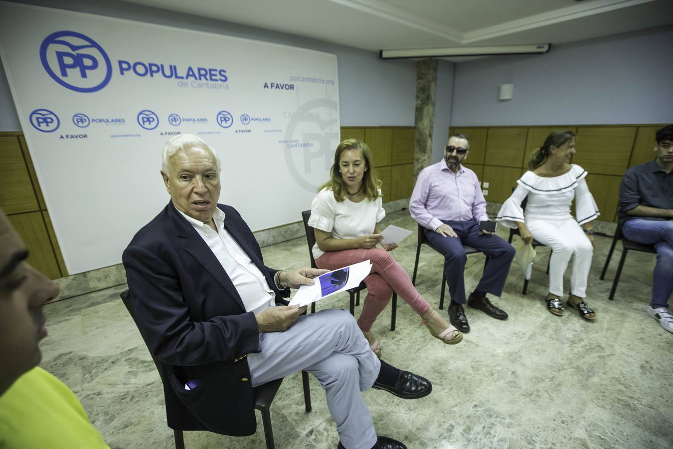 El precandidato a presidente del PP, José Manuel García-Margallo, ha participado en un encuentro con militantes en la sede del PP en Cantabria