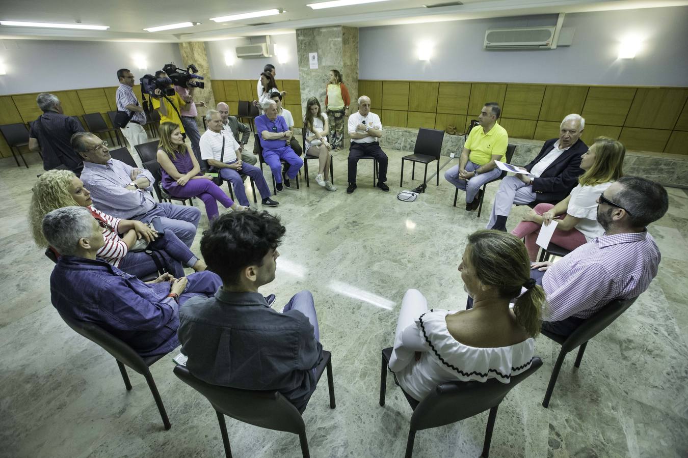 El precandidato a presidente del PP, José Manuel García-Margallo, ha participado en un encuentro con militantes en la sede del PP en Cantabria