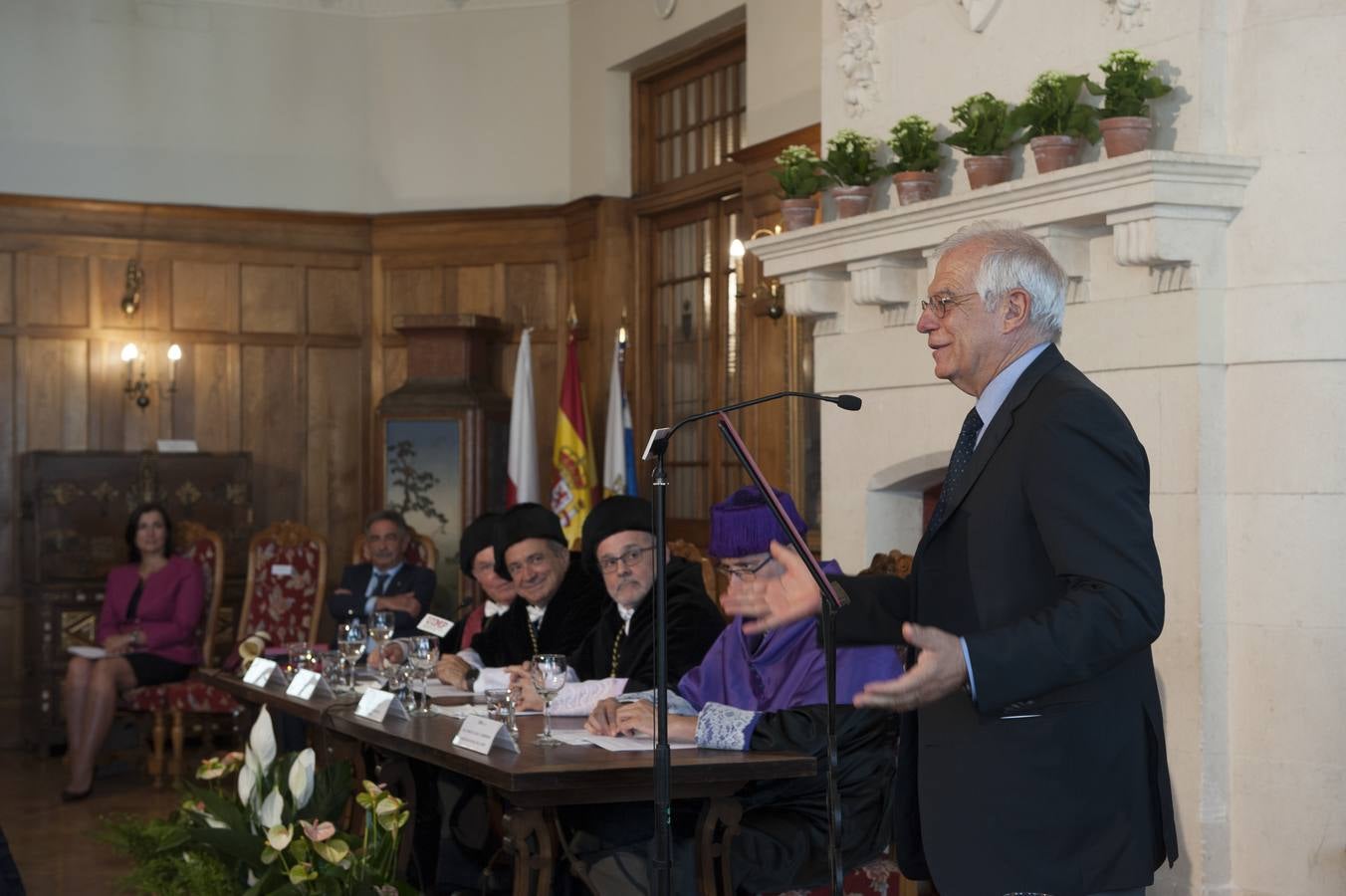 Fotos: El ministro de Exteriores, Josep Borrell, en la inauguración de los cursos de verano de la UIMP