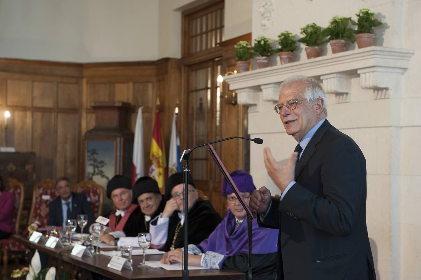 Fotos: El ministro de Exteriores, Josep Borrell, en la inauguración de los cursos de verano de la UIMP