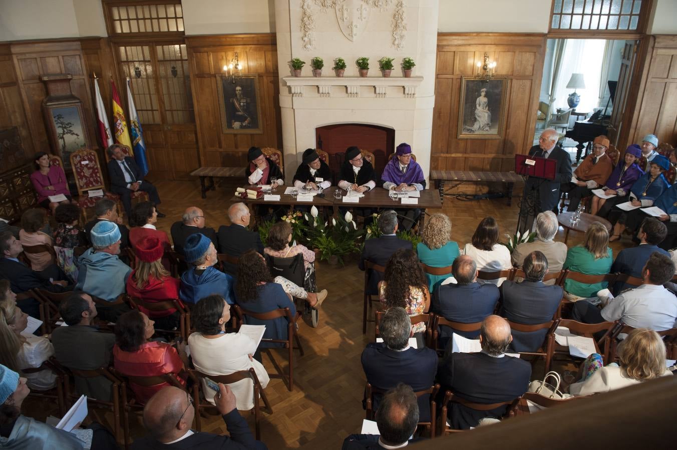 Fotos: El ministro de Exteriores, Josep Borrell, en la inauguración de los cursos de verano de la UIMP