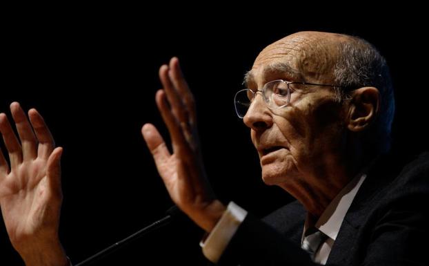 José Saramago gesticula durante una presentación en Madrid. 
