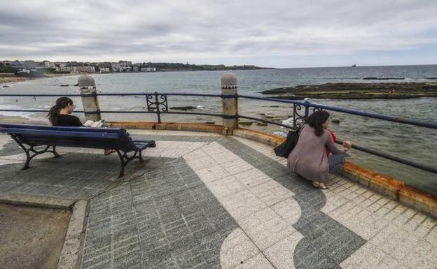 Exigen que se repongan las barandillas originales de El Sardinero «porque están protegidas»