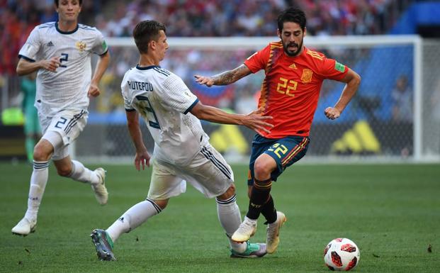 Isco controla el balón ante rusia. 