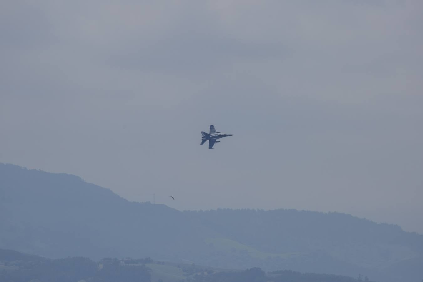 Dos F 18 sucaron los cielos de la bahía de Santander con motivo de la inauguración de los Cursos de Verano de la UIMP.