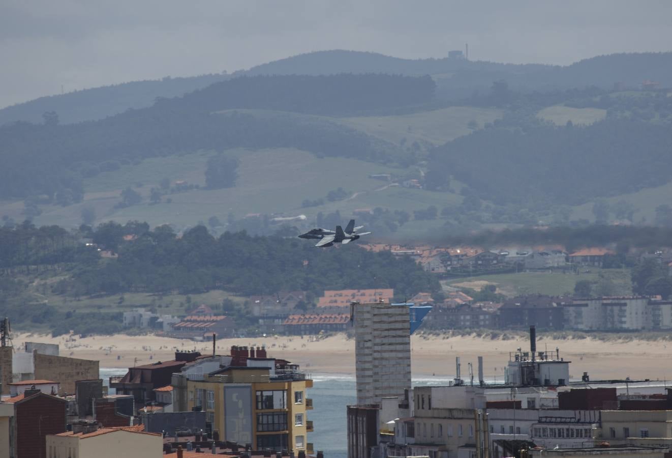 Dos F 18 sucaron los cielos de la bahía de Santander con motivo de la inauguración de los Cursos de Verano de la UIMP.