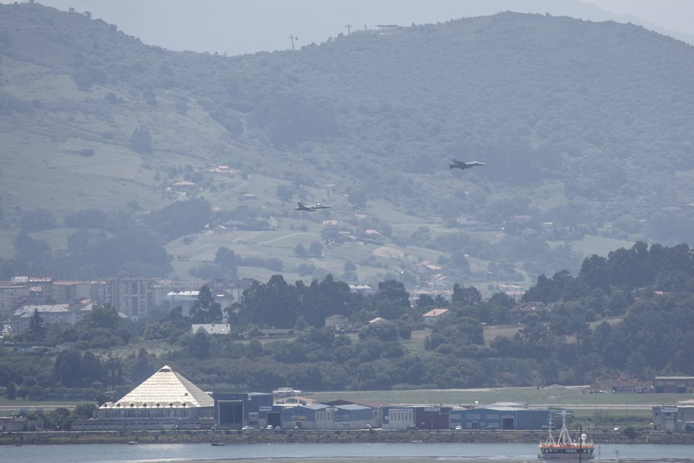 Dos F 18 sucaron los cielos de la bahía de Santander con motivo de la inauguración de los Cursos de Verano de la UIMP.