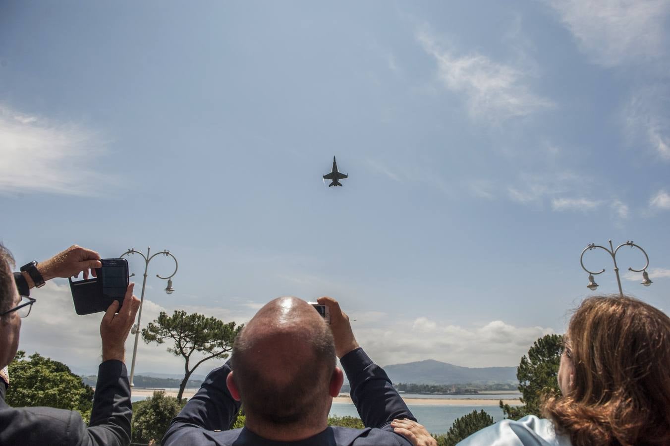 Dos F 18 sucaron los cielos de la bahía de Santander con motivo de la inauguración de los Cursos de Verano de la UIMP.