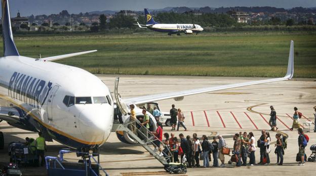 Decenas de pasajeros embarcan en un vuelo de Ryanair en el aeropuerto de Santander.