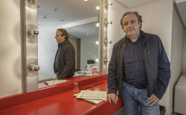 El maestro Juanjo Mena en los camerinos del Palacio de Festivales, donde dirigirá el sábado el concierto inaugural. 