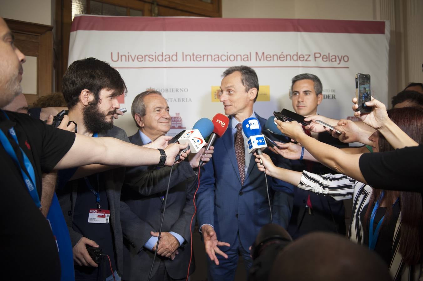 El ministro de Ciencia, Pedro Duque, preside en acto en el Paraninfo de La Magdalena