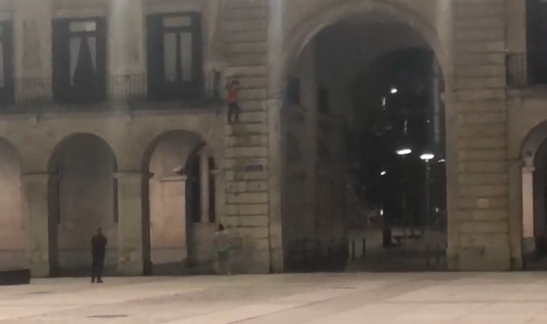 Vídeo grabado por un santanderino que este lunes por la noche pasaba por la Plaza Porticada.