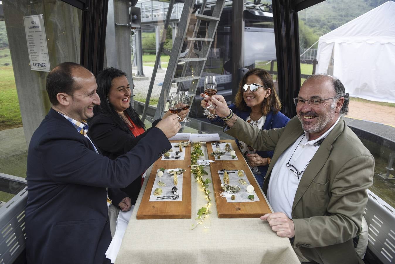 El Parque de la Naturaleza de Cabárceno ofrece este verano la experiencia de cenar en sus telecabinas con un menú elaborado por el chef Sergio Bastard