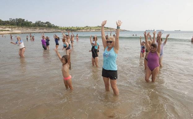 'Mójate por la esclerosis múltiple' vuelve a llenar las piscinas y playas de Cantabria este domingo