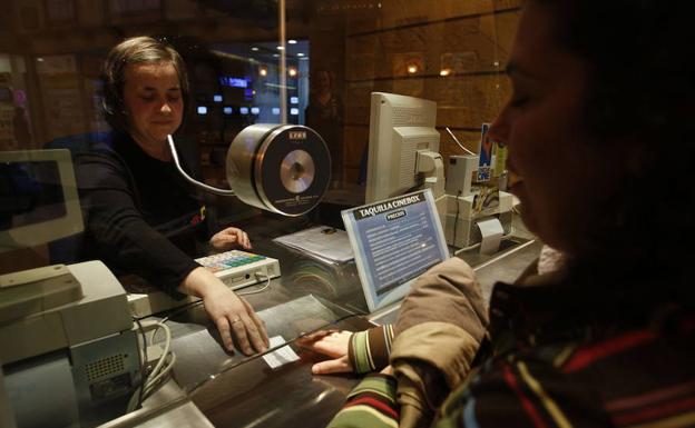 Venta de entradas en la taquilla de un cine.