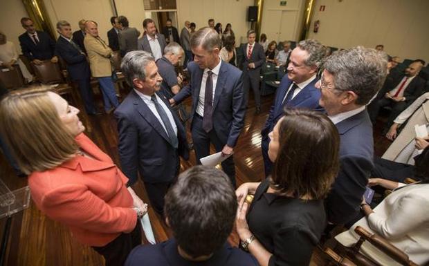 El presidente del TSJC, José Luis López del Moral, saluda a Revilla ante la mirada atenta de la fiscal superior, Pilar Jiménez, a la izquierda.