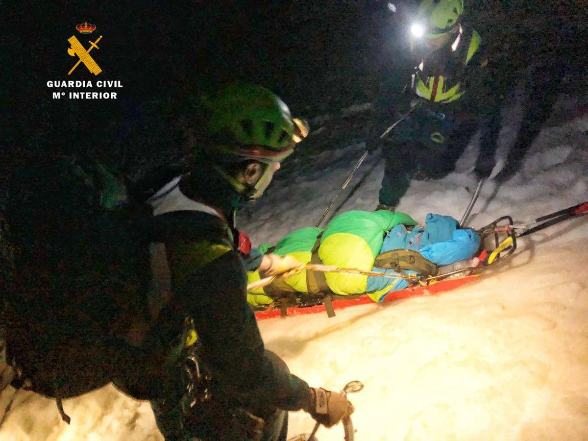 La Guardia Civil rescata a una montañera en una compleja operación nocturna, con niebla y nieve, en Picos de Europa