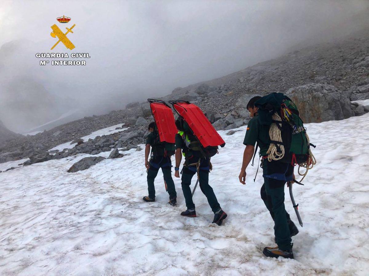 La Guardia Civil rescata a una montañera en una compleja operación nocturna, con niebla y nieve, en Picos de Europa