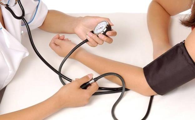 Unos 7.000 cántabros deben revisar su medicación para la tensión tras la alerta sanitaria